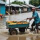 vendors persist despite flooding